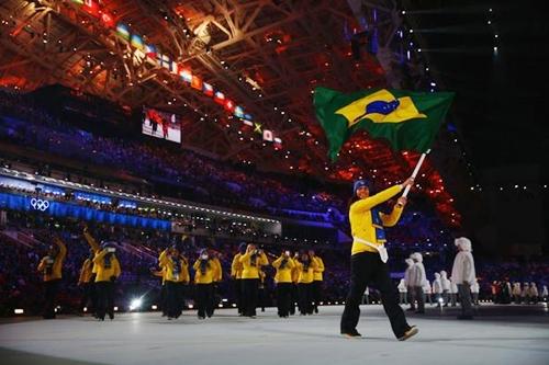Jaqueline Mourão carrega a bandeira brasileira durante a cerimônia de abertura dos Jogos Olímpicos de Inverno de Sochi / Foto: Paul Gilham / Getty Images